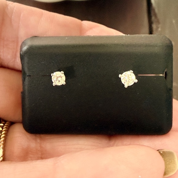 Moissanite NWT 925 silver .25 CTW
Elegant push back stud earrings
Retail $100.00 - Picture 3 of 5